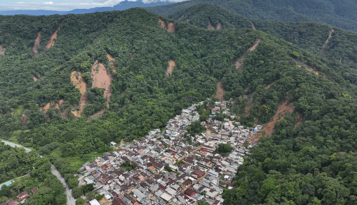 Suasana rumah masyarakat di dekat pantai Barra do Sahy pasca longsor maut yang dipicu hujan deras di kota pesisir Sao Sebastiao, Brasil, Rabu, 22 Februari 2023. Operasi penyelamatan terus berlanjut dan petugas pemadam kebakaran, polisi, dan relawan masih berharap menemukan orang-orang yang masih hidup di antara puing-puing rumah yang tertimbun tanah longsor. (AP Photo/Andre Penner)