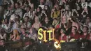 Penonton menyaksikan penampilan Siti Nurhaliza saat menggelar konser 'Dato Sri Siti Nurhaliza on Tour' di Istora Senayan, Jakarta, Kamis (21/2). Indonesia dipilih sebagai negara pertama yang dukunjungi dalam tur Siti Nurhaliza.  (Fimela.com/Bambang E Ros)