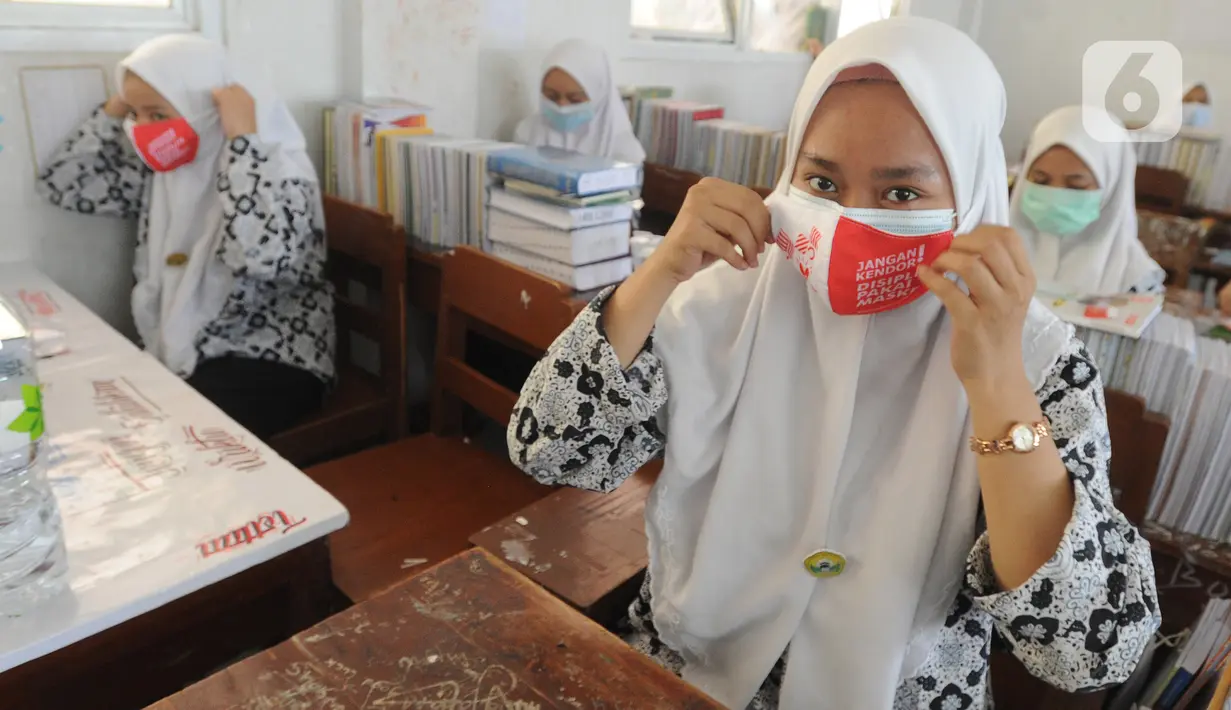 Para santri saat sosialisasi 3M (memakai masker, mencuci tangan dengan sabun, dan menjaga jarak) di Ponpes Daarul Rahman, Jakarta, Rabu (18/11/2020). Kegiatan ini untuk meningkatkan kesadaran generasi muda tentang pentingnya 3M dalam memutus mata rantai penyebaran covid-19. (merdeka.com/Arie Basuki)