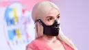 Penyanyi muda, Poppy menghadiri ajang penghargaan American Music Awards 2018 di Microsoft Theater, Los Angeles, Selasa (9/10). Penampilan dengan masker hitam yang menutupi wajahnya itu masuk dalam katogeri gagal kostum. (Valerie MACON / AFP)