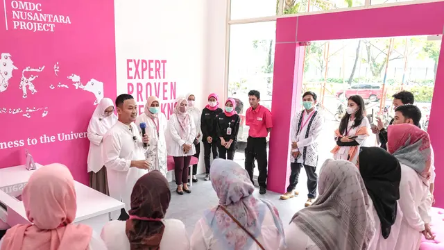 Dokter Gigi Oktri Manessa dan Toto Syarief meresmikan OMDC Point.