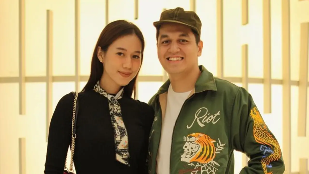 Jarang Tersorot, Ini 6 Momen Manis Kevin Julio dan Kekasih