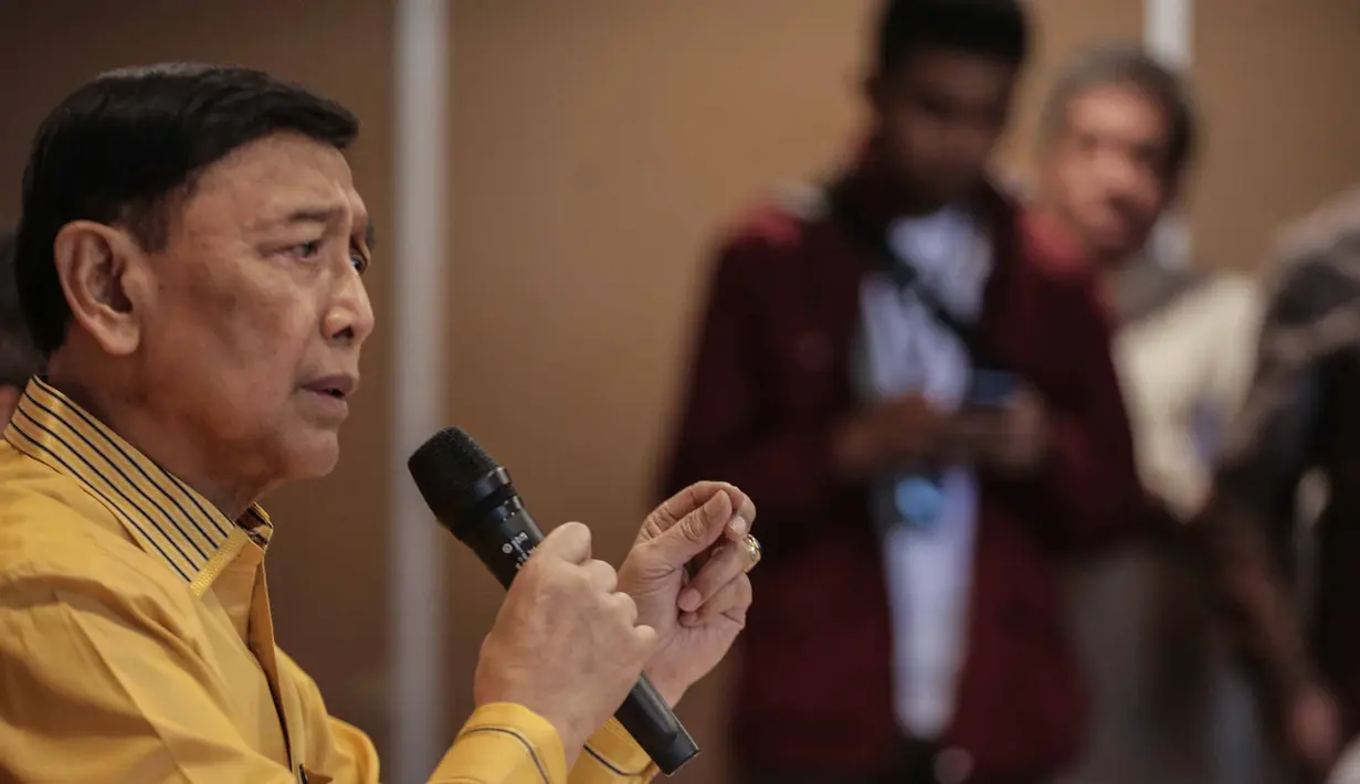 Ketua Dewan Pembina Partai Hanura Wiranto memberikan penjelasan saat menggelar preskon terkait kisruh Partai Hanura di Jakarta, Rabu (18/12/2019). Dalam penjelasannya, Wiranto menyatakan mundur dari Pembina Partai Hanura demi menghindari konflik dengan pengurus Partai. (Liputan6.com/Faizal Fanani)