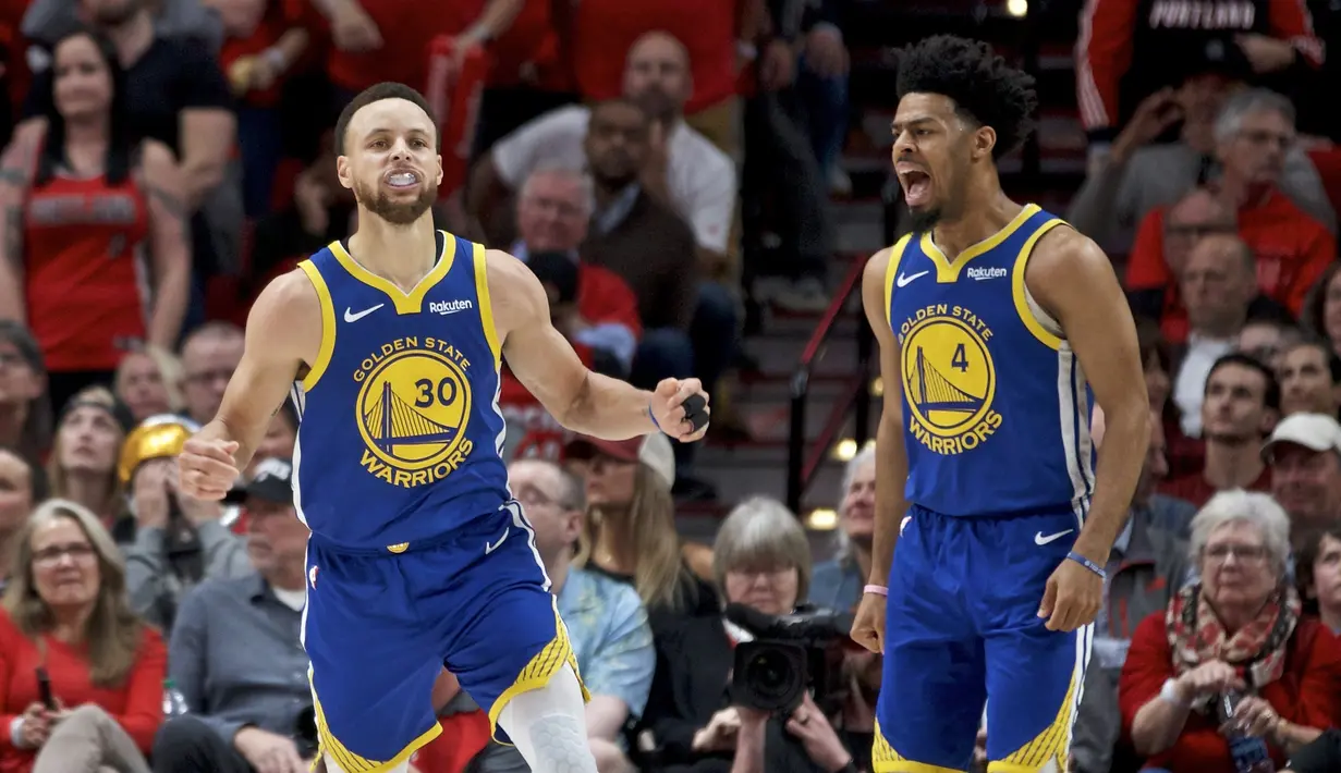 Pebasket Golden State Warriors, Stephen Curry, melakukan selebrasi usai menaklukkan Portland Trail Blazers pada laga NBA 2019 di Moda Center, Senin, (20/5). Warriors menang 119-117 atas Blazers. (AP/Craig Mitchelldyer)