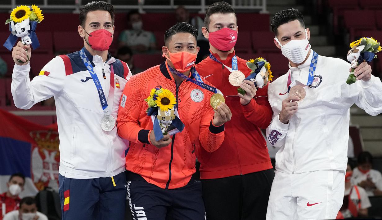 Pada pertandingan tersebut, Kiyuna (kiri kedua) berhasil mencetak 28,72 poin uggul 1,06 poin dari pesaingnya Damian Quintero (kanan kedua) dari Spanyol. Medali perunggu diraih oleh Ali Sofuoglu (kiri) dari Turki and Ariel Torres Gutierrez (kanan) dari Amerika Serikat. (Foto: AP/Vincent Thian)