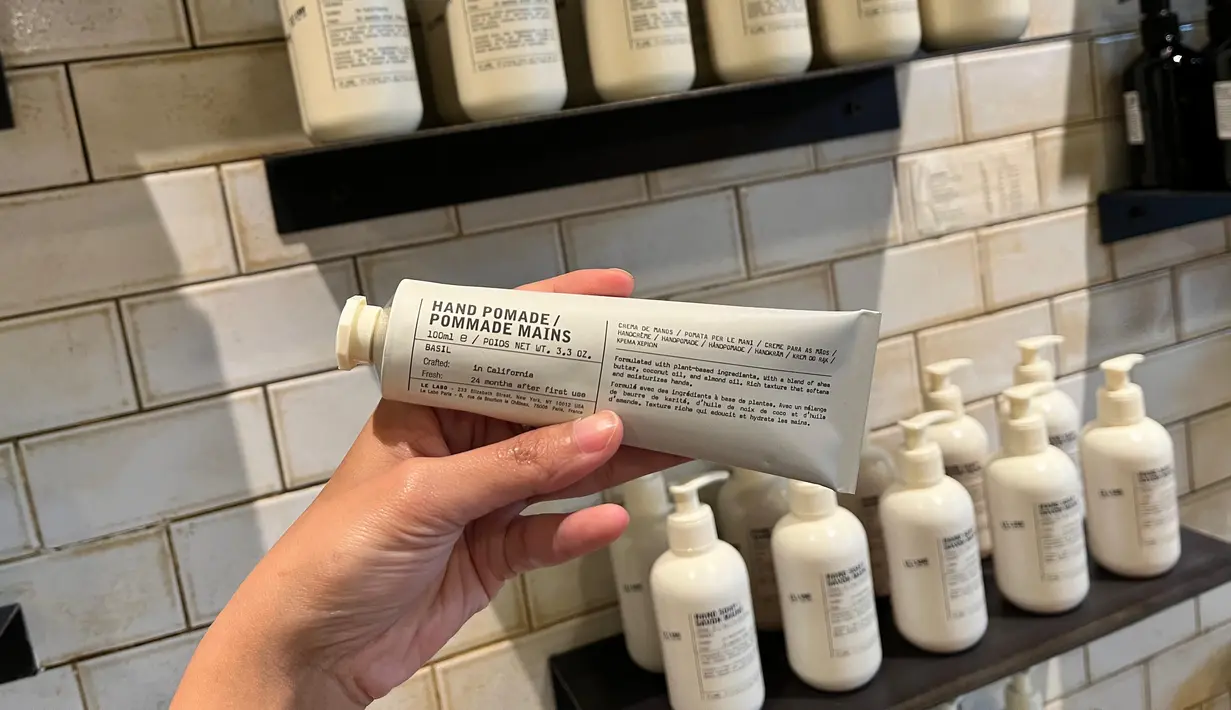 Le Labo Fragrances memperkenalkan butik pertamanya di Jakarta yang berlokasi di Ashta District 8. Le Labo merupakan singkatan dari “the lab” , kependekan dari laboratorium dalam bahasa Prancis. Butik-butik Le Labon berfungsi sebagai laboratorium kerajinan terbuka yang dirancang khusus untuk penyuka produk kecantikan dengan beragam aroma spesial. [ Foto: Fimela.com]