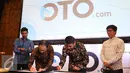 Penandatangan kerjasama antara PT Kreatif Media Karya (KMK Online) dengan CarBay Pte Ltd, untuk meluncurkan portal otomotif Oto.com di Jakarta, Rabu (28/9). (Liputan6.com/Angga Yuniar)