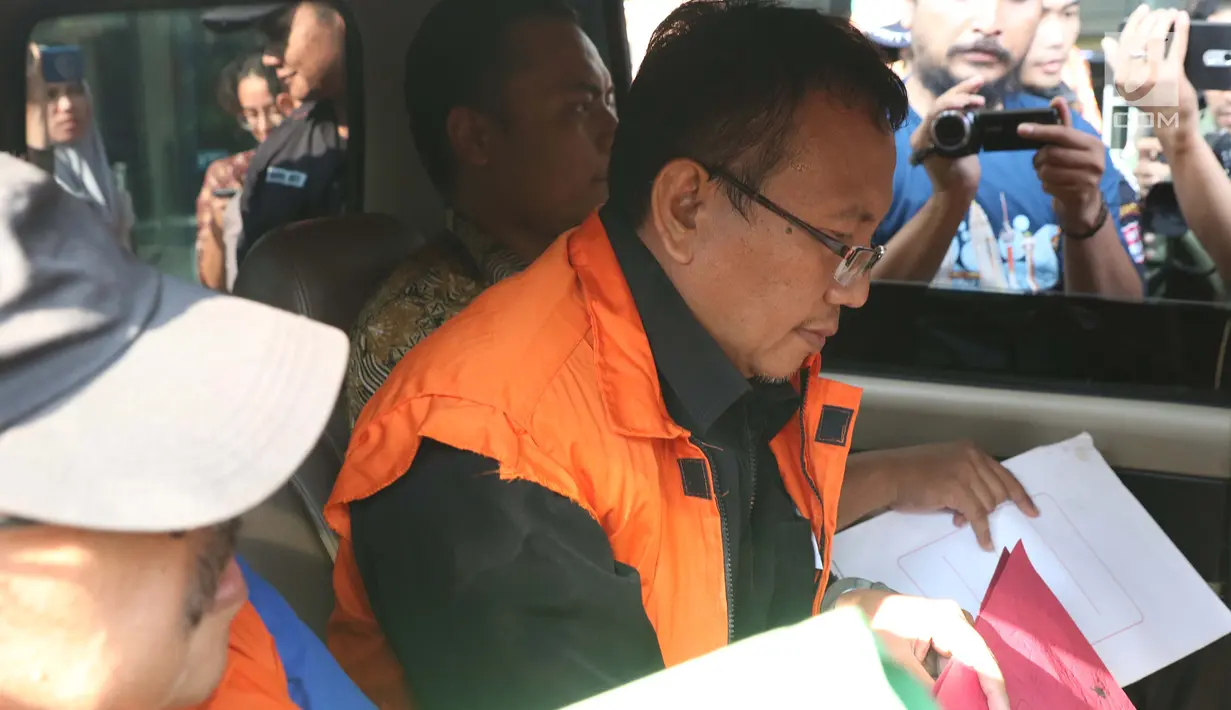 Plt Sekda Dinas DPPKAD Kabupaten Kudus, Akhmad Sofyan masuk mobil tahanan usai pemeriksaan terkait dugaan suap pengisian jabatan perangkat daerah di Pemkab Kudus, Gedung KPK, Jakarta, Sabtu (27/7/2019). KPK juga menetapkan Bupati Kudus, M Tamzil sebagai tersangka. (Liputan6.com/Helmi Fithriansyah)