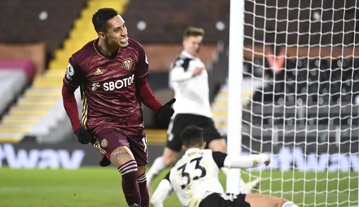 Gelandang Leeds United, Raphinha melakukan selebrasi usai mencetak gol kedua timnya ke gawang Fulham dalam laga lanjutan Liga Inggris 2020/2021 pekan ke-29 di Craven Cottage, London, Jumat (19/3/2021). Leeds United menang 2-1 atas Fulham. (AP/Andy Rain/Pool)