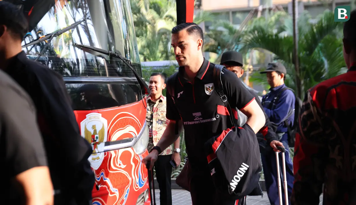 Kiper baru Timnas Indonesia, Emil Audero, saat tiba di Hotel Fairmont, Jakarta pada Jumat (21/3/2025).