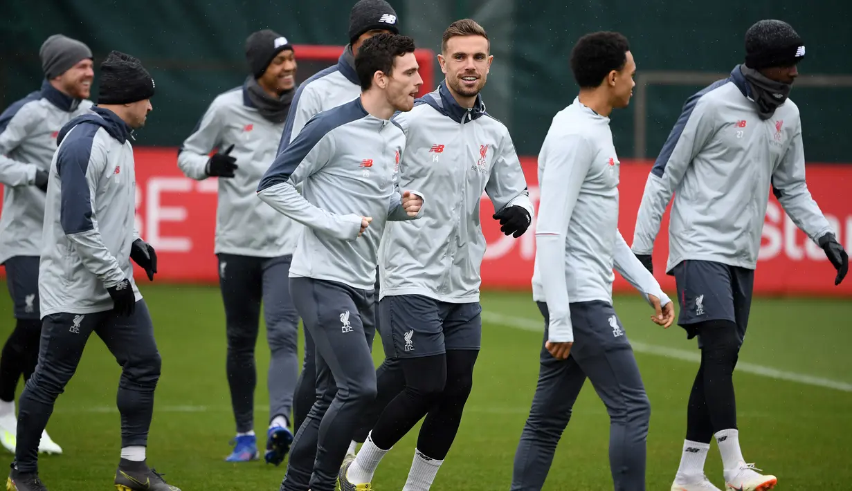 Para pemain Liverpool melakukan pemanasan selama sesi latihan tim di Melwood di Liverpool, Inggris (16/4). Liverpool akan bertanding melawan wakil Portugal, FC Porto pada leg kedua babak perempatfinal Liga Champions di Estadio do Dragao. (AFP Photo/Paul Ellis)