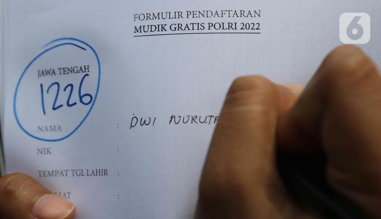<p>Calon pemudik mengisi formulir untuk mendaftar mudik gratis Lebaran 2022 di Gedung Balai Pertemuan Metro Jaya (BPMJ), Jakarta Selatan, Sabtu (23/4/2022). Polda Metro Jaya membuka program mudik gratis Lebaran 2022 dengan kuota yang disediakan mencapai 20 ribu orang untuk keberangkatan tanggal 26, 27 dan 29 April 2022. (Liputan6.com/Herman Zakharia)</p>