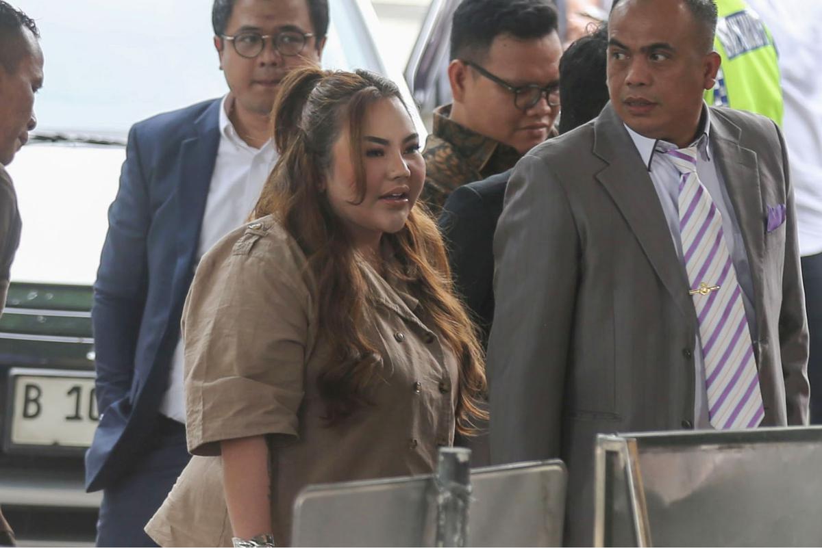 FOTO: Selebgram Lisa Mariana Penuhi Panggilan KPK