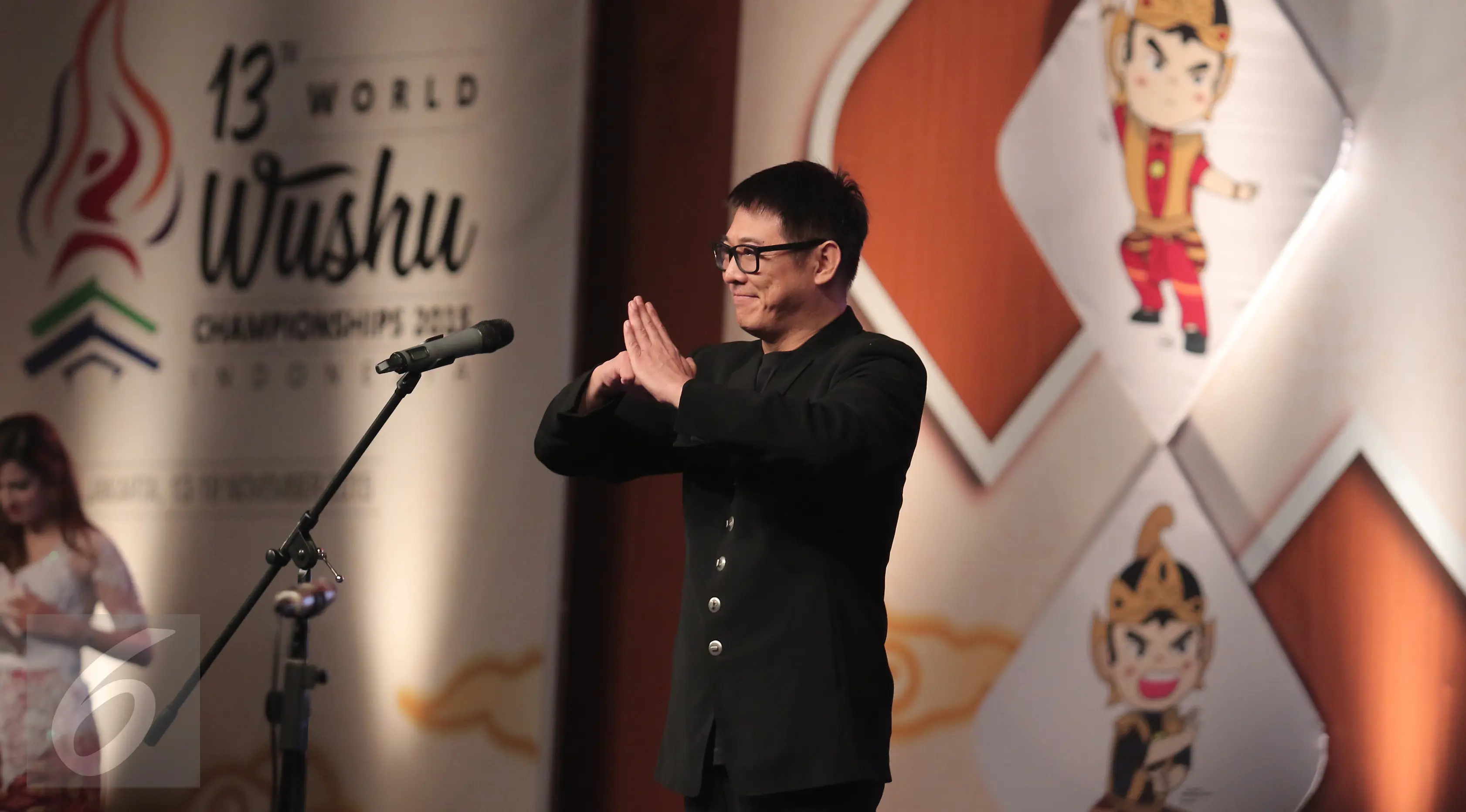 Duta Wushu Dunia Jet Li memberi salam kepada tamu saat acara pembukaan Kejuaraan Dunia Wushu ke-13 di Jakarta Convention Centre, Jakarta, (13/11/2015). Kejuaraan Dunia Wushu  diikuti 904 atlet dari 74 negara. (/Angga Yuniar