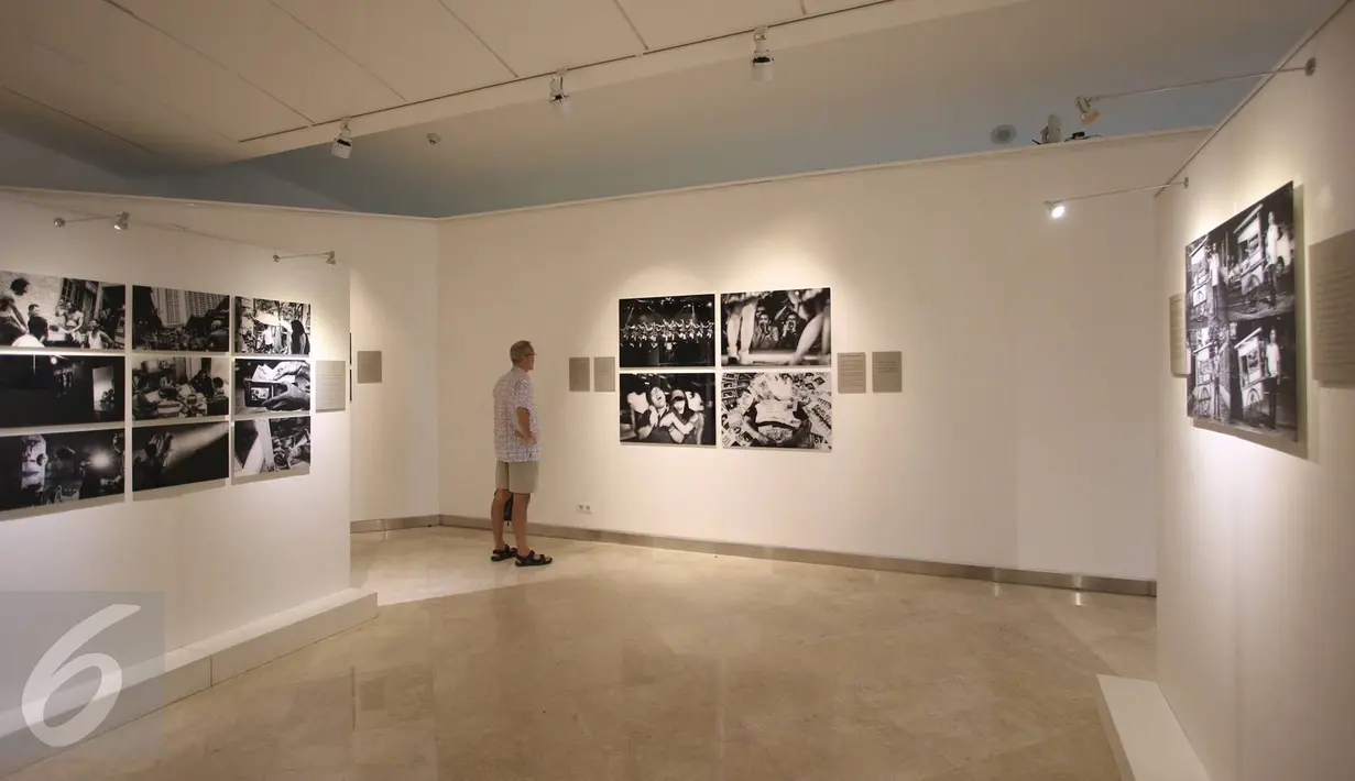 Sejumlah karya ditampilkan dalam pameran fotografi Permata PhotoJournalist Grant (PPG)  2016 Angkatan VI di Erasmus Huis, Jakarta, Jumat (24/3). Pameran tersebut menggambil tema Trust. (Liputan6.com/Immanuel Antonius)