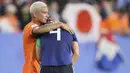 Belanda mendapat hadiah penalti pada injury time babak kedua karena pelanggaran handball oleh Saki Kumagai. Skor pun berubah menjadi 2-1 karena Lieke Martens sukses menjadi eksekutor penalti tersebut. ( AP/David Vincent )