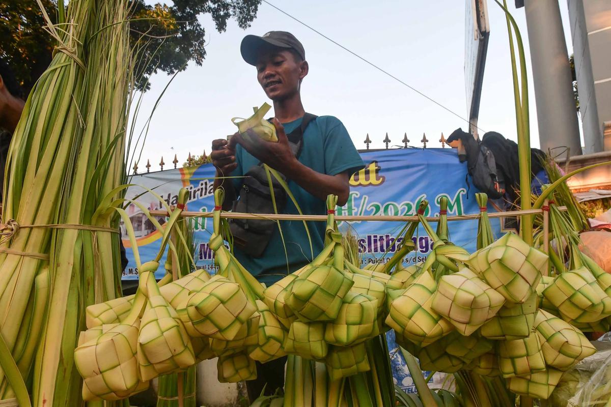 FOTO: Jelang Idul Fitri Pedagang Musiman Pandeglang Raup Rezeki dari Kulit Ketupat