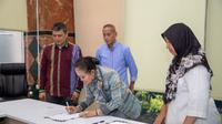 Asuransi Sinar Mas menandatangani MoU mengenai Energy Saving Insurance (ESI) di Indonesia dengan BaselAgency for Sustainable Energy (BASE). (Dok Sinar Mas)