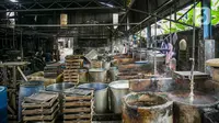Suasana pabrik tahu tempe yang berhenti operasi di kawasan Duren Tiga, Jakarta, Sabtu (2/12/2021). Sejumlah pengusaha produsen tahu dan tempe memutuskan untuk menggelar aksi mogok atau berhenti berproduksi sebagai protes lantaran harga kedelai melonjak di pasaran. (Liputan6.com/Faizal Fanani)