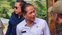 Menteri Lingkungan Hidup (LH), Hanif Faisol Nurofiq saat meninjau lokasi longsor di Kampung Sukatani, Desa Utara, Kecamatan Cisarua, Kabupaten Bogor, Senin (7/7/2025). (Foto: Liputan6.com/Achmad Sudarno).