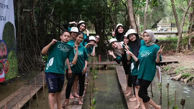 Brand Skincare Tanam Bibit Mangrove di Peringatan Hari Pohon Sedunia.  foto: istimewa