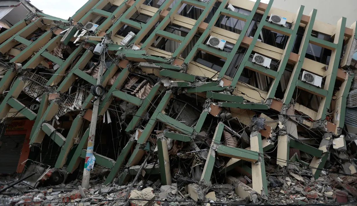 Pemandangan sebuah bangunan yang runtuh setelah diguncang gempa 7,8 SR di Portoviejo, Ekuador, Minggu (17/4). Hingga hari ini (18/4/2016), sudah 246 orang meninggal dan 2.527 lainnya terluka.  (Juan Cevallos/AFP)