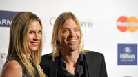 Drummer Foo Fighters Taylor Hawkins (kanan) bersama istrinya, Alison Hawkins. (John Shearer/Invision/AP, File)