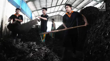 Petugas menyortir sampah organik di Unit Pengolahan Sampah (UPS) 2 Sukmajaya Depok, Jawa Barat, Selasa (5/3/2019). Sampah organik yang diolah menjadi pupuk kompos untuk tanaman itu sebagai alternatif permasalahan sampah. (Liputan6.com/Herman Zakharia)