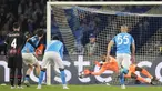 Kiper AC Milan, Mike Maignan menyelamatkan tembakan penalti gelandang Napoli, Khvicha Kvaratskhelia selama pertandingan leg kedua babak perempatfinal Liga Champions di stadion Diego Armando Maradona di Naples, Rabu, 19 April 2023. (AP Photo/Andrew Medichini)
