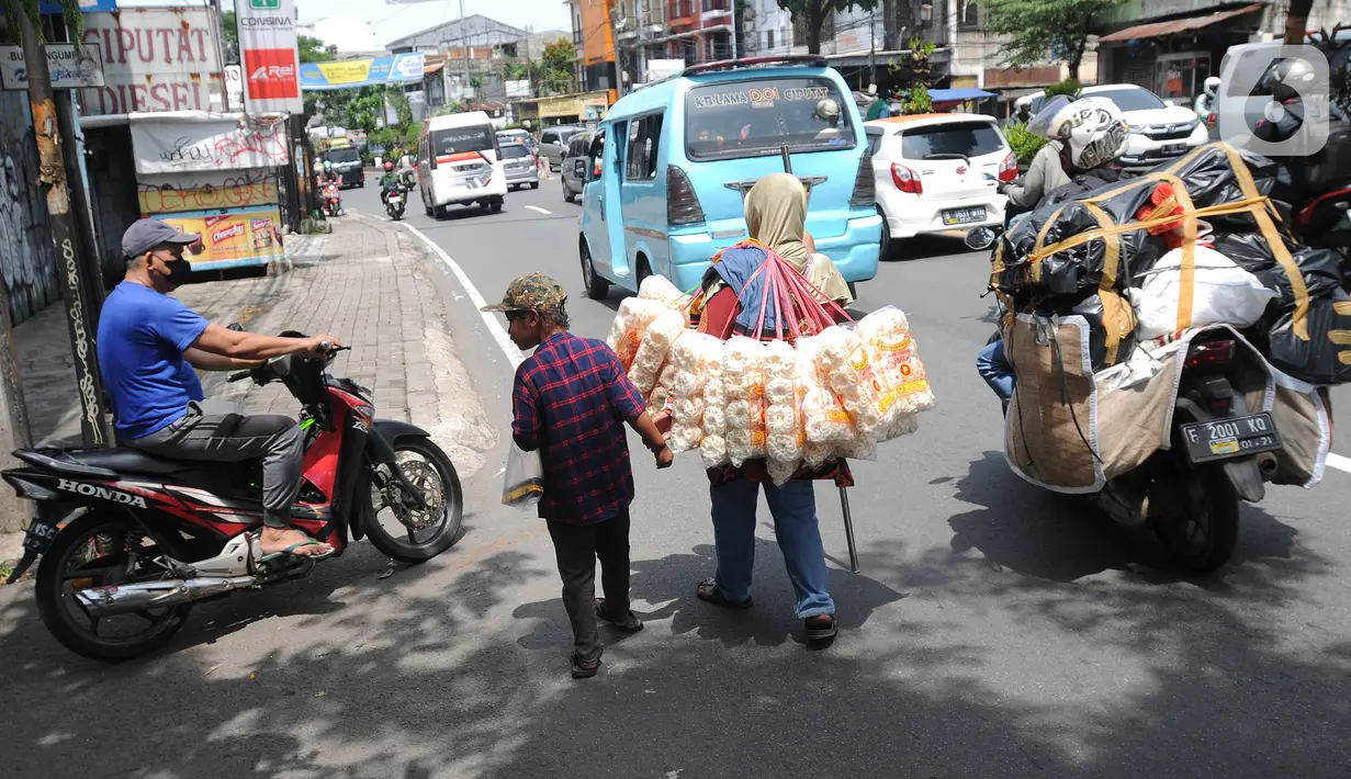 <p>Penyandang tunanetra Ibu Adel (48) berjalan bersama anak bungsunya menyusuri jalan raya Ciputat, Tangerang Selatan, Selasa (26/04/20222). Warga Pondok Cabe 3 ini setiap harinya menyusuri jalan hingga sekitar 10 km menjajakan kerupuk Bangka yang dijualnya Rp 25 ribu/bungkus. Sudah beberapa bulan terakhir ini ia mengaku pendapatannya merosot drastis hanya sekitar Rp 50 ribu/ hari yang digunakan untuk mencukupi kebutuhan sehari-hari. (merdeka.com/Arie Basuki)</p>