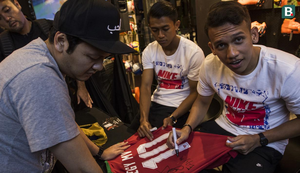 Pesepak bola, Egy Maulana memberi tanda tangan saat peluncuran Nike Born Mercurial 360 di Fisik Football, Jakarta, Rabu (7/3/2018). Nike merilis model terbaru Nike Mercurial Superfly dan Vapor 360. (Bola.com/Vitalis Yogi Trisna)
