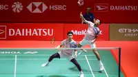 Pebulu tangkis ganada putra Indonesia, Fajar Alfian/Muhammad Rian Ardianto berusaha mengembalikan kok ke arah pasangan China, Xie Hao Nan/Zeng Wei Han pada laga perempat final Indonesia Masters 2025 yang berlangsung di Istora Senayan, Jakarta, Jumat (24/01/2025). (Bola.com/Bagaskara Lazuardi)