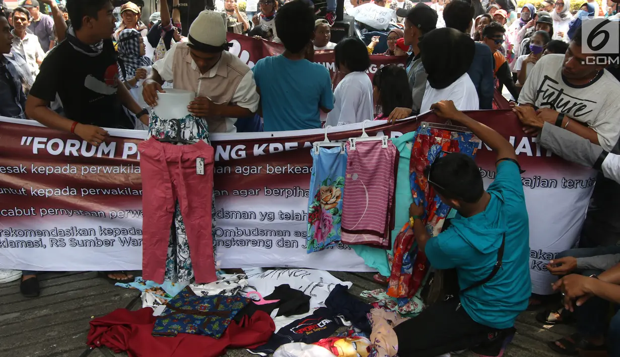 Pedagang kaki lima (PKL) menggelar dagangan mereka saat unjuk rasa  di depan kantor Ombudsman, Jakarta, Selasa (3/4). Para pendemo ingin laporan hasil akhir pemeriksaan (LHAP) Ombudsman soal PKL Tanah Abang diubah. (Liputan6.com/Arya Manggala)