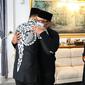 Mengenakan kemeja batik lengan panjang monokrom, Agus Yudhoyono memeluk Ridwan Kamil yang memakai baju serbahitam pertanda duka masih membekas di benaknya. (FOTO: instagram.com/@agusyudhoyono)