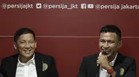 Pemain baru Persija Jakarta, Osvaldo Haay, didampingi Ferry Paulus, saat perkenalan di Kantor Persija, Kuningan, Jakarta, Senin, (10/2/2020). Pemain andalan Timnas Indonesia U-23 itu resmi memperkuat Macan Kemayoran musim depan. (Bola.com/M Iqbal Ichsan)