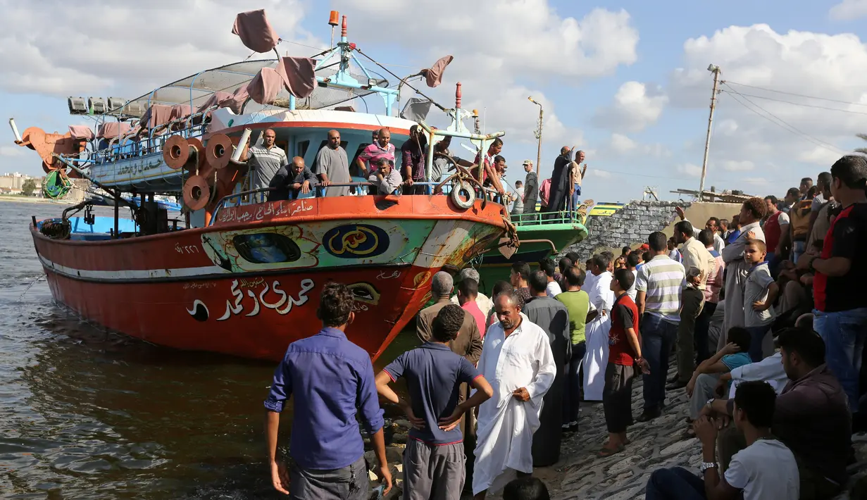 Warga berkumpul di sepanjang pantai Laut Mediterania selama pencarian korban dalam insiden tenggelamnya perahu yang mengangkut imigran di Al-Beheira, Mesir, Kamis (22/9). (REUTERS/Mohamed Abd El Ghany)