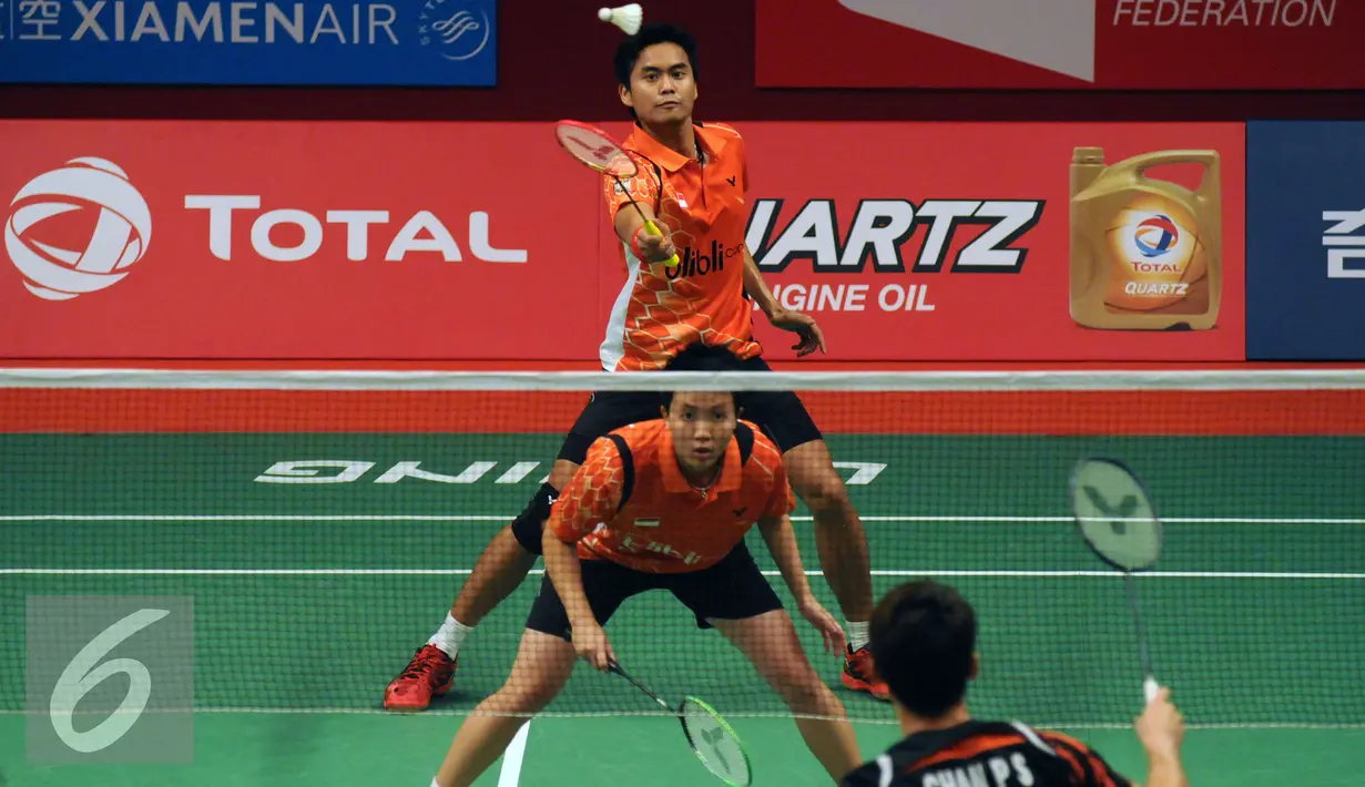 Ganda campuran Indonesia, Tontowi /Liliyana mengembalikan bola ke pasangan Malaysia, Chan Peng Soon/Goh Liu Ying di Total BWF Championships 2015, Jakarta, Kamis (13/8/2015). Tontowi Ahmad/LiliyanaNatsir unggu l21-8 21-13. (Liputan6.com/Helmi Fithriansyah)