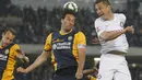 Nemanja Vidic (kanan) berduel di udara dengan striker Hellas Verona, Luca Toni (AP Photo/Felice Calabro')