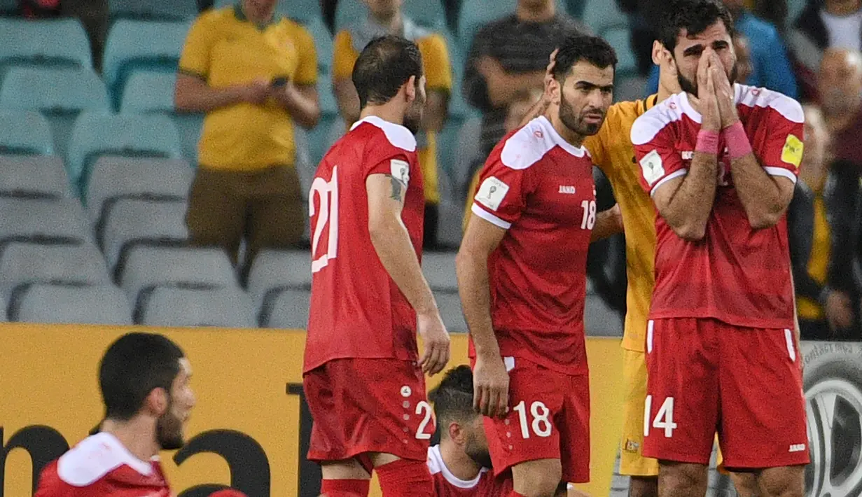 Ekspresi sedih para pemain Suriah setelah gagal melaju ke putaran final Piala Dunia 2018 setelah kalah dari Australia 2-1 pada leg kedua tersebut. (AFP/Saeed Khan)