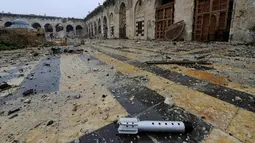 Kondisi Masjid Umayyah yang hancur karena gempuran senjata selama perang saudara di Aleppo, Suriah, 13 Desember 2016. Masjid yang dianggap sebagai tempat suci ke empat dalam Islam ini mulai digempur dalam konflik pada 2014. (REUTERS/Omar Sanadiki)