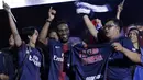 Legenda PSG, Jay-Jay Okocha, bernyanyi bersama suporter saat acara nonton bareng di Lippo Mall Kemang, Jakarta, Sabtu (9/2). Pada nobar itu PSG menang 1-0 atas Bordeaux. (Bola.com/Yoppy Renato)