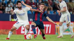 Unggul satu angka, Real Madrid memperlihatkan permainan menyerang. Sayangnya beberapa peluang masih belum menemui sasaran, salah satunya tendangan Isco (kiri) dari dalam kotak pinalti yang masih melambung di atas gawang. Skor 1-0 bertahan hingga babak pertama usai. (Foto: AFP/Jose Miguel Fernandez)