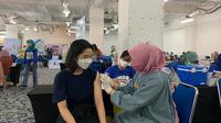 Vaksinasi booster di Surabaya mulai sasar warga umum. (Dian Kurniawan/Liputan6.com)