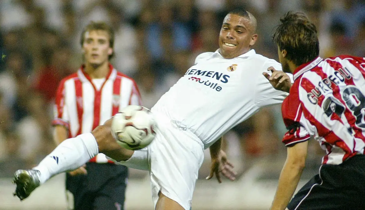 Ronaldo Nazario bisa dibilang sebagai striker dengan paket komplit dalam sejara sepak bola. Kecepatan, keterampilan, dan ketajaman yang berpadu dengan kemampuan dua kaki hebatnya, menjadikan dirinya sebagai ancaman besar lini pertahanan lawan. (AFP/Javier Soriano)