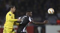 Striker Chelsea, Alvaro Morata, berebut bola dengan pemain PAOK, Fernando Varela pada laga Liga Europa di Stadion Toumbas, Thessaloniki, Kamis (20/9/2018). PAOK takluk 0-1 dari Chelsea. (AP/Thanassis Stavrakis)