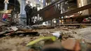 Kerusakan parah di ruang ibadah utama Gereja Katedral Koptik di Kairo, Mesir, akibat sebuah ledakan, Minggu (11/12). Menurut hasil temuan sementara, ledakan itu disebabkan oleh bom TNT 12 kilogram. (REUTERS/Mohamed Abd El Ghany)