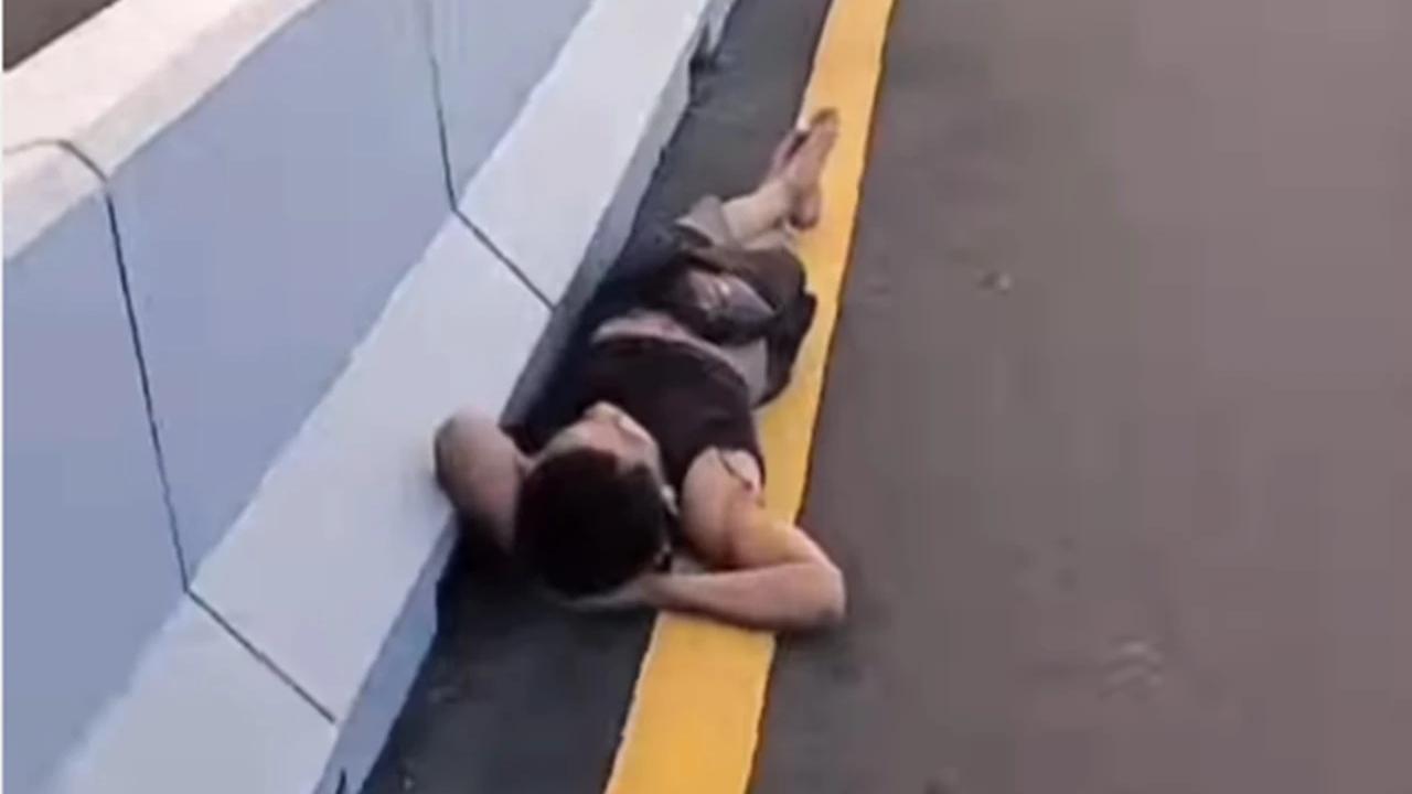 Viral Pria Tertidur Pulas di Jalur Motor Tol Bali Mandara, Diduga Ini Penyebabnya