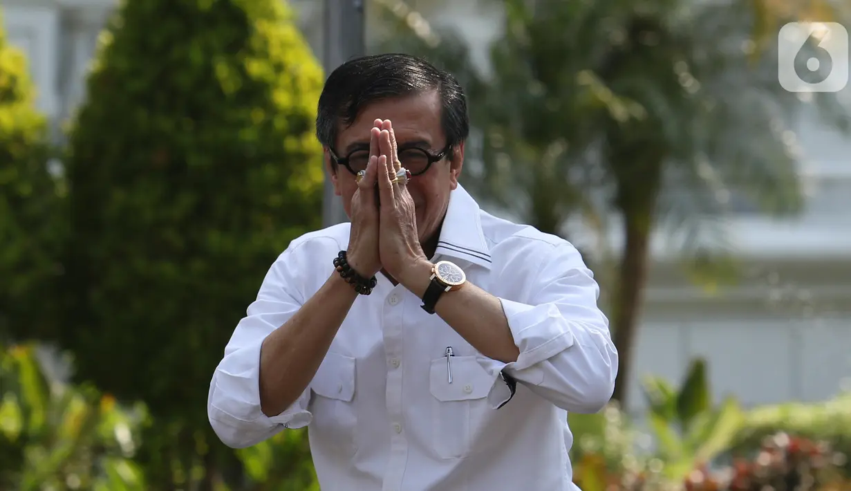 Mantan Menteri Hukum dan HAM Yasonna Laoly tiba di Istana, Jakarta, Selasa (22/10/2019). Yasonna tersenyum dan melambaikan tangan kepada media jelang wawancara calon menteri Kabinet Kerja Jilid II bersama Presiden Joko Widodo. (Liputan6.com/Angga Yuniar)