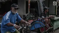 Tukang becak menunggu penumpang di Kampung Bahari, Tanjung Priok, Jakarta, Selasa (16/1). Keberadaan becak  aktifitasnya kucing-kucingan dengan petugas satpol PP ini akan dilegalkan operesionalnya oleh Gubernur Anies Baswedan. (Liputan6.com/Faizal Fanani)