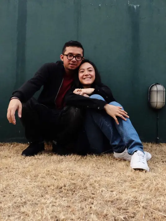 Seperti yang belakangan ini bererdar soal undangan pernikahan mereka yang unik, Gussaoki pun menceritakannya. Konsep undangan itu merupakan perpaduan antara hobi Poppy dan Gussoaoki. (Instagram/popsovia)